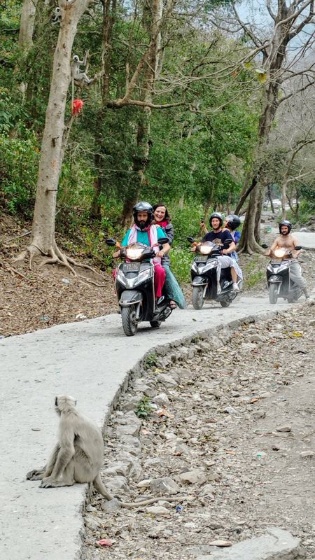 In motorino tra la foresta di Rishikesh
